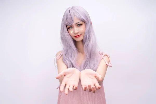 Ein Mädchen Mit Langen Haaren Pink — Stockfoto