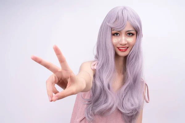 Ein Mädchen Mit Langen Haaren Pink — Stockfoto