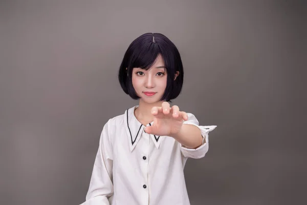 Una Joven Con Pelo Corto Vestido Blanco — Foto de Stock