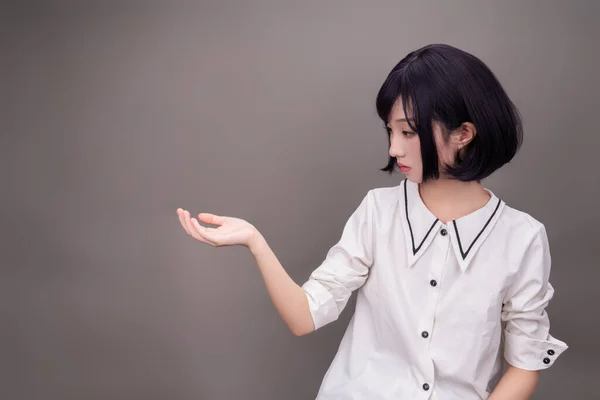 Una Giovane Ragazza Con Capelli Corti Vestita Bianco — Foto Stock