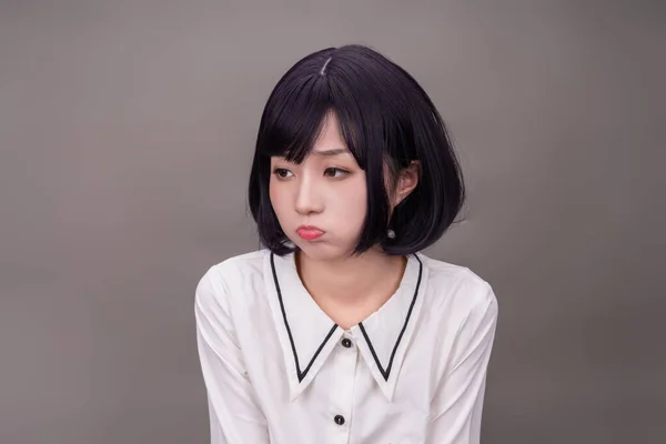 Una Joven Con Pelo Corto Vestido Blanco — Foto de Stock