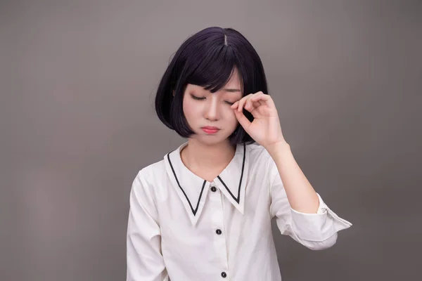 Een Jong Meisje Met Kort Haar Gekleed Wit — Stockfoto