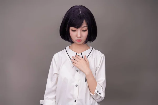 Een Jong Meisje Met Kort Haar Gekleed Wit — Stockfoto
