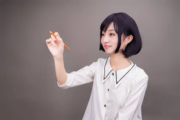 Uma Jovem Com Cabelo Curto Vestido Branco — Fotografia de Stock