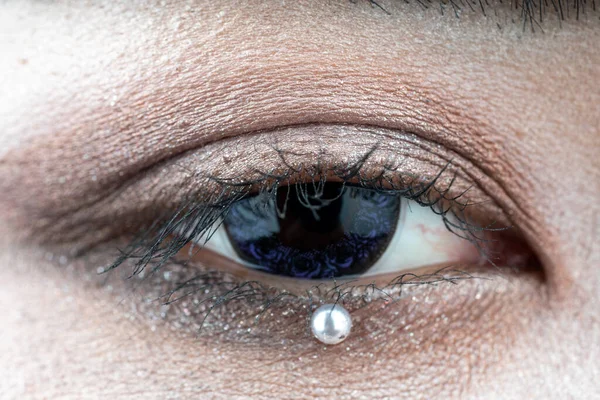 Die Pupille Eines Auges Mit Farbigen Kontakten — Stockfoto
