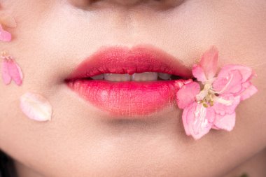 Kızın dudakları makyajlı.
