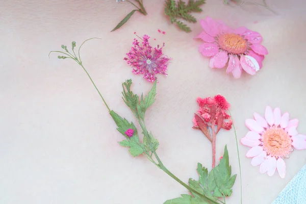 Flickas Bröst Och Blommor — Stockfoto