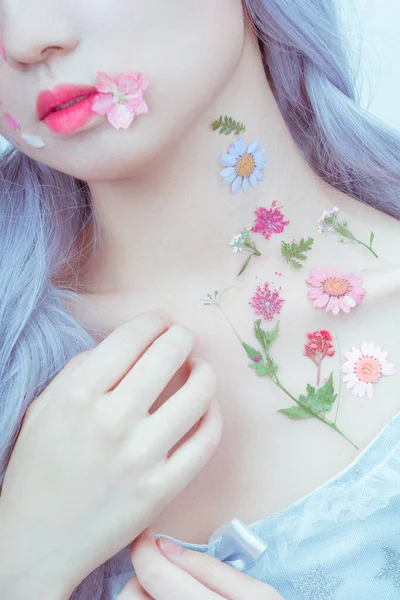女の子の胸と花 — ストック写真