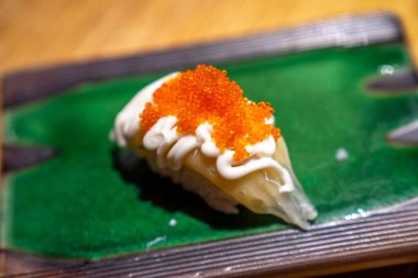 Masada lezzetli bir Japon suşi tabağı var.