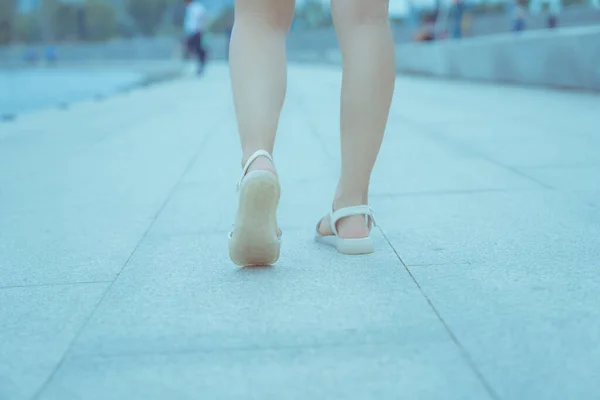 Dziewczyna Chodzi Nogach — Zdjęcie stockowe