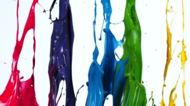 Beyaz Arkaplan 'da izole edilmiş Süper Yavaş Çekimde Renkli Boya Sıçrıyor, 1000 fps. 4K 'da Yüksek Hız Sinema Kamerası ile çekildi..