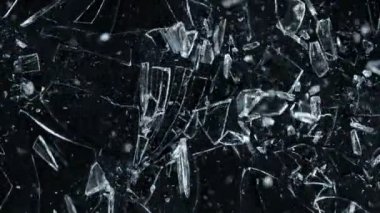 Süper Yavaş Çekim Gerçek Cam Kırığı 1.000 fp 'de. Kara Arkaplan 'da izole edilmiş. Yüksek hızlı sinema kamerasıyla çekildi, 4K.
