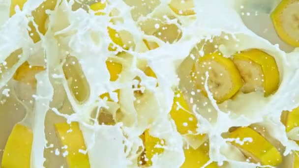 Super Slow Motion Shot Fresh Banana Cuts Falling Cream 1000Fps — Vídeo de stock