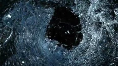Süper Yavaş Hareketli Dönen ve Su Sıçratan Şişe, 300 fps yükseklikte. 4K 'da Yüksek Hız Sinema Kamerası ile çekildi..