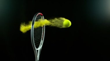 Süper Yavaş Hareket Ayrıntılı Vuruş Tenis Topunun Çekimi içinde 1000 fps raket tarafından yapılan sarı pudra var. 4K 'da Yüksek Hız Sinema Kamerası ile çekildi..