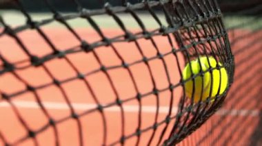 Tenis Topunun Süper Yavaş Çekimi kortta 1000fps 'te internete çarpıyor. 4K 'da Yüksek Hız Sinema Kamerası ile çekildi..