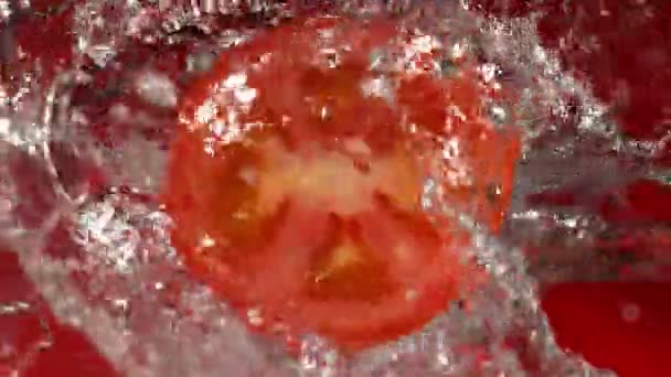 Coup Feu Ralenti Super Tranche Tomate Rotative Eau Éclaboussure Isolée — Video
