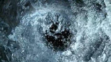 Süper Yavaş Hareketli Dönen ve Su Sıçratan Şişe, 300 fps yükseklikte. 4K 'da Yüksek Hız Sinema Kamerası ile çekildi..