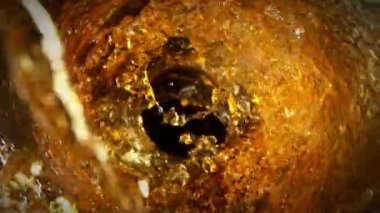 Altın Alkol Sıvısı Şişe Döndürme Süper Yavaş Çekimi, 300 fps 'te. 4K 'da Yüksek Hız Sinema Kamerası ile çekildi..