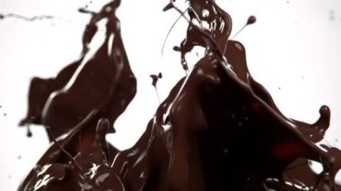 Su Sıçratma 'nın Süper Yavaş Çekimi Beyaz Arkaplanda 1000 fps' de izole edilmiş erimiş çikolata. 4K Çözünürlükte Yüksek Hız Sinema Kamerası ile Çekim.