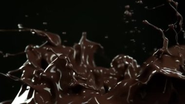 Su Sıçratmanın Süper Yavaş Çekimi. Erimiş Çikolata, Kara Arka plan 'da 1000 fps' de izole edildi. 4K Çözünürlükte Yüksek Hız Sinema Kamerası ile Çekim.