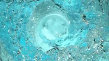 Süper Yavaş Hareketli Dönen ve Su Sıçratan Şişe, 300 fps yükseklikte. 4K 'da Yüksek Hız Sinema Kamerası ile çekildi..