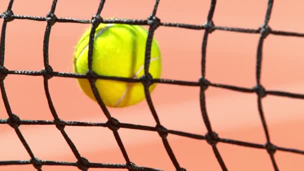 Super Slow Motion Shot Tennis Ball Hitting Net Court 1000Fps — стоковое видео