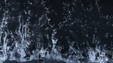 Linear Water Splash 'in Süper Yavaş Çekimi, Kara Arkaplan' da izole edilmiş. 4K 'de Yüksek Hız Sinema Kamerası ile çekildi..