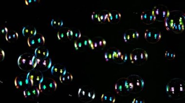 Uçan Renkli Sabun Kabarcıklarının Süper Yavaş Çekimi 1000 fps 'de Black' te izole edildi. 4K 'da Yüksek Hız Sinema Kamerası ile çekildi..