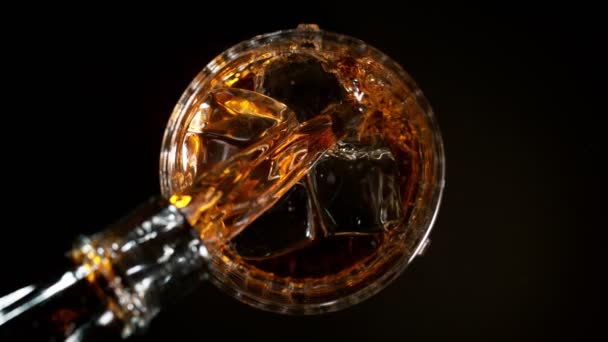 Super Slow Motion Shot Pouring Whiskey Kostkach Lodu Szkła Prędkością — Wideo stockowe