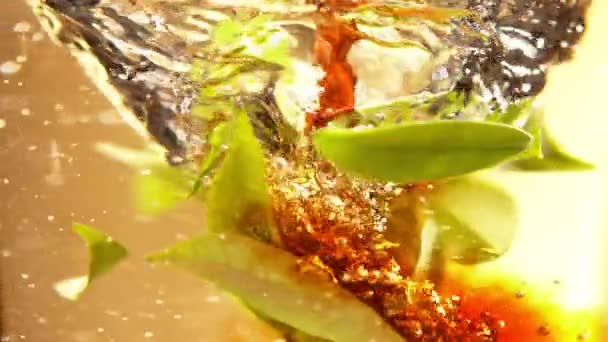 Super Slow Motion Shot Pouring Tea Whirl Com Folhas Verdes — Vídeo de Stock