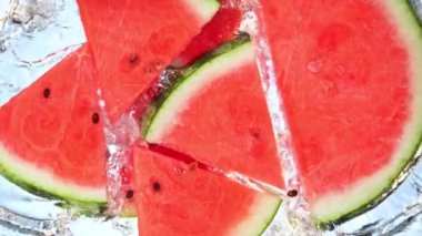 Su Sıçratan Taze Karpuz Kesikleri 'nin Süper Yavaş Çekimi 1000 fps' te. 4K Çözünürlükte Yüksek Hız Sinema Kamerasında Çekim.