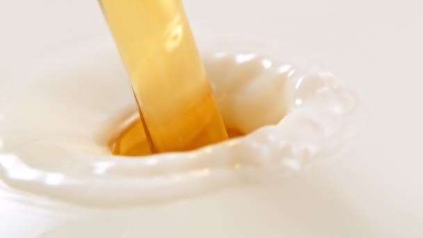Super Slow Motion Shot Pouring Splashing Glossy Golden Oil Cream — Stock Video