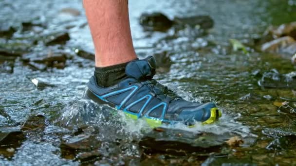 Super Pomalý Pohyb Detail Shot Man Běží Přes Řeku Při — Stock video