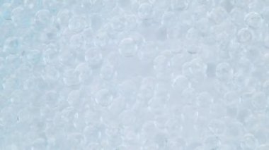 Seken Şeffaf Topların Süper Yavaş Çekimi. 4K 'da Yüksek Hız Sinema Kamerası ile çekildi..