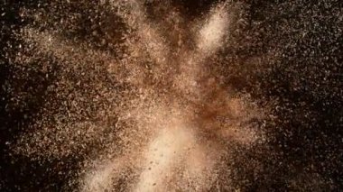 Kahverengi Makyaj Tozu 'nun Süper Yavaş Çekimi 1000 fp' de Black 'te izole edildi. 4K 'da Yüksek Hız Sinema Kamerası ile çekildi.