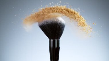 Süper Yavaş Çekim Makyaj Fırçası ve Kahverengi Toz Sallaması 1000 fps 'de. 4K 'da Yüksek Hız Sinema Kamerası ile çekildi.