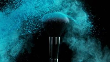 Süper Yavaş Hareketli Makyaj Fırçası ve Mavi Toz Sallaması 1000 fps 'de. 4K 'da Yüksek Hız Sinema Kamerası ile çekildi.