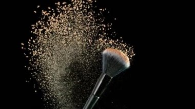 Süper Yavaş Hareketli Uçan ve Dönen Makyaj Fırçası ve Kahverengi Toz Çekimi. 4K 'da Yüksek Hız Sinema Kamerasında Çekim.