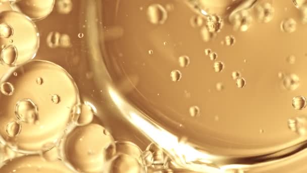 Super Slow Motion Shot Moving Oil Bubbles Złotym Tle Prędkością — Wideo stockowe