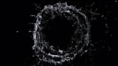Dönen Su Halkası 'nın Süper Yavaş Çekimi. Kameraya doğru hareket ediyor. 4K 'da Yüksek Hız Sinema Kamerası ile çekildi..