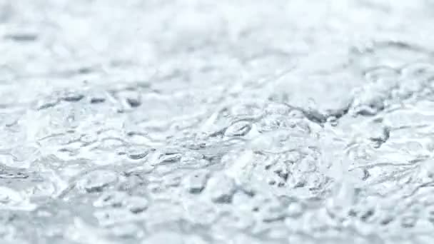 Super Slow Motion Shot Von Fließendem Und Sprudelndem Wasser Bei — Stockvideo
