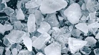 Kara Arkaplanda Düşen ve Parçalanan Buz 'un Süper Yavaş Çekimi, 300 metre yükseklikte. 4K Çözünürlükte Yüksek Hız Sinema Kamerası ile Çekim.