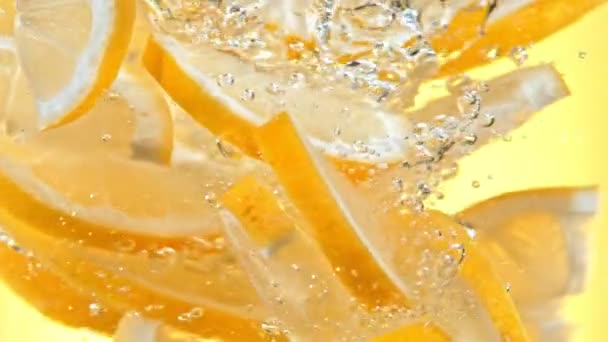 Super Slow Motion Shot Fresh Lemon Slices Falling Water Vortex — Vídeo de Stock