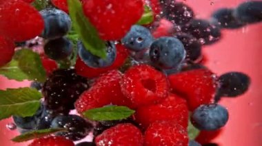 Süper Yavaş Meyve Çekimi ve Yeşil Yapraklar 1000 fps hızla Girdap 'a düşüyor. 4K 'da yüksek hızlı sinema kamerasıyla çekildi..