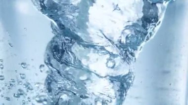 Süper Yavaş Hareket Ayrıntılı Su Fırtınası Açık Mavi Arkaplan 'da 300 metrede. 4K 'da Yüksek Hız Sinema Kamerası ile çekildi..