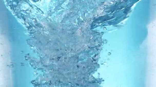 Super Slow Motion Detail Shot Water Whirl Lichtblauwe Achtergrond Bij — Stockvideo