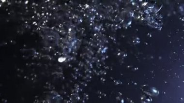 Süper Yavaş Çekim Makro Hava Baloncukları Suyun içinde 1000 fp hızla akıyor. 4K 'da Yüksek Hız Sinema Kamerası ile çekildi..