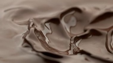Süper Yavaş Hareketli Dalgalanan Erimiş Süt Çikolatası 'nın 1000 fps' lik görüntüsü. 4K 'da Yüksek Hız Sinema Kamerası ile çekildi..