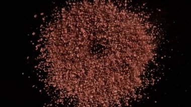Kameraya doğru 1000fps hızla dönen kakao patlamasının süper yavaş çekim görüntüsü. 4K 'da Yüksek Hız Sinema Kamerası ile çekildi..